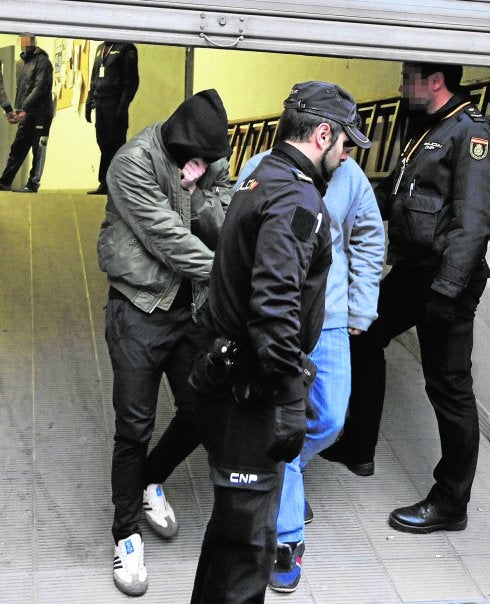 El principal acusado, Alejandro E., en su traslado a la Ciudad de la Justicia.