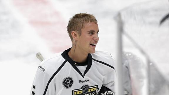 Justin Bieber se lleva otra paliza jugando al hockey