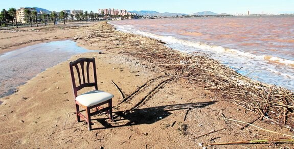 Playa Paraíso, tras las lluvias torrenciales de diciembre, en el Mar Menor (sitio Ramsar).
