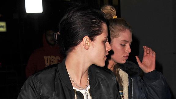 Kristen Stewart y Stella Maxwell confirman su relación con besos por Milan