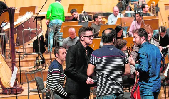 El cantante y compositor zaragozano Santiago Auserón charla con los músicos de la Sinfónica de la Región, ayer, en el Auditorio Víctor Villegas, en Murcia. 