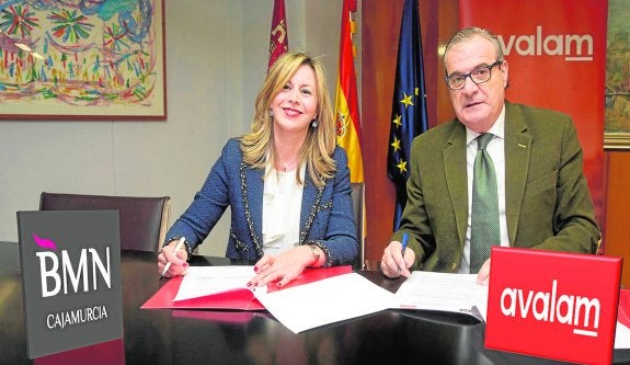 Olga García Saz, directora territorial de Levante de BMN-Cajamurcia, y Luis Martínez de Salas, director general de Avalam, en la firma del convenio. BMN