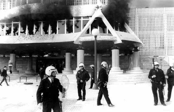 Imagen del incendio de la Asamblea Regional, el 3 de febrero de 1992.