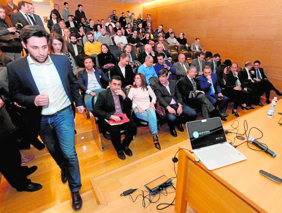 El presidente de Odilo, Rodrigo Rodríguez, sube al escenario del salón de actos del Teatro Romano para presentar su proyecto.