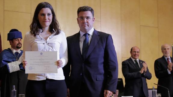 María Encarnación, recibiendo la distinción junto a Ginés Huertas Suanzes.