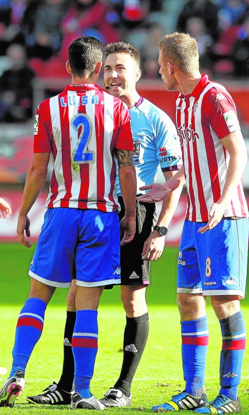 Santos Pargaña se encara con Luis Hernández en un polémico Sporting-Zaragoza de hace tres años.