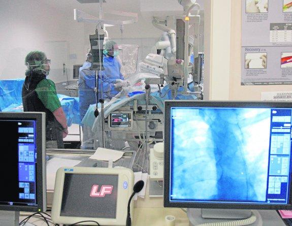 El equipo de cirugía del Hospital Santa Lucía, durante una intervención, en una fotografía de archivo. 