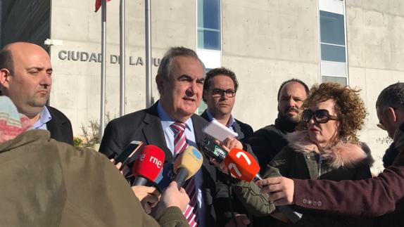 Tovar atiende a los medios tras la presentación de la demanda de conciliación.