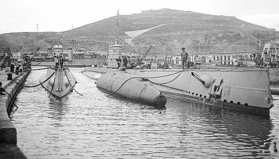El C-4, amarrado junto al submarino de Isaac Peral, en la base del Arsenal Militar.