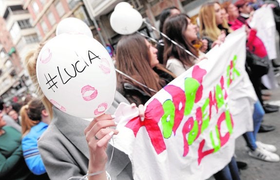 Estudiantes, ayer, manifestándose en recuerdo de Lucía.