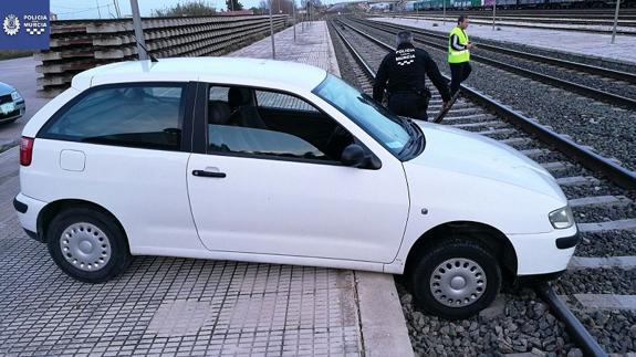 Un coche acaba sobre las vías en Nonduermas por «jugar con el motor en marcha»
