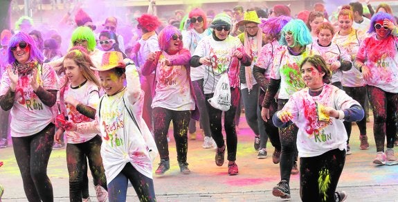 Participantes en la primera edición de la carrera de colores de Llano de Brujas.