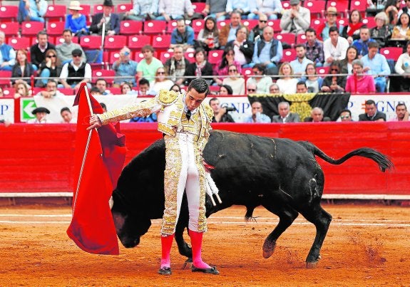 El lorquino Paco Ureña, durante la lidia a su primer toro de la tarde, el sábado en Ciudad de México. 