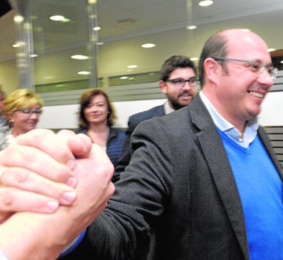 Pedro Antonio Sánchez recibe saludos a su llegada a la Junta Directiva del PP de ayer tarde. 