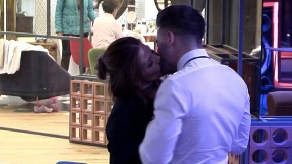 Ivonne y Sergio se da su primer beso en Gh Vip.