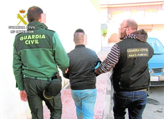 Agentes de la Guardia Civil, trasladando al sospechoso. 