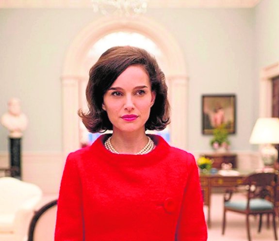 Natalie Portman, caracterizada como Jackie Kennedy. 