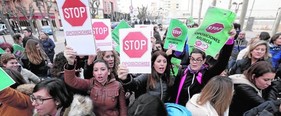 Educación sigue adelante con la oposición a maestro pese a las continuas protestas