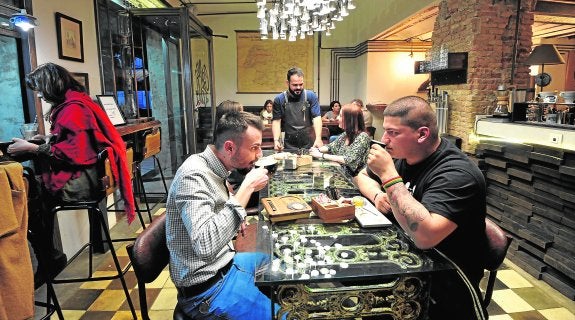 Establecimiento de reciente apertura que gira en torno a la cultura del café, y donde todo, incluido el baño, es una experiencia.