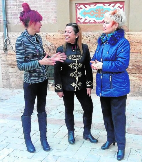 Las Musas Marisol López, Paqui Lajarín y Merche Ibáñez charlan el pasado miércoles a las puertas del Ayuntamiento de Águilas.
