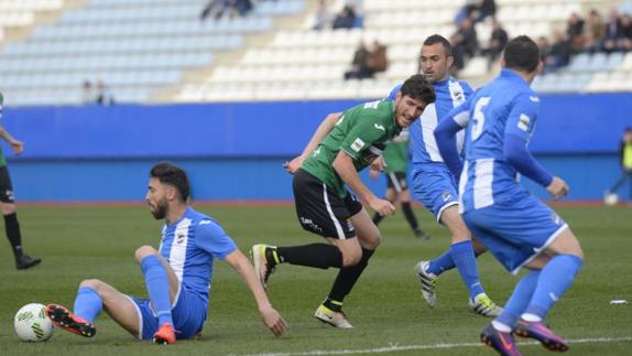 Molo le roba el balón a Germán. 