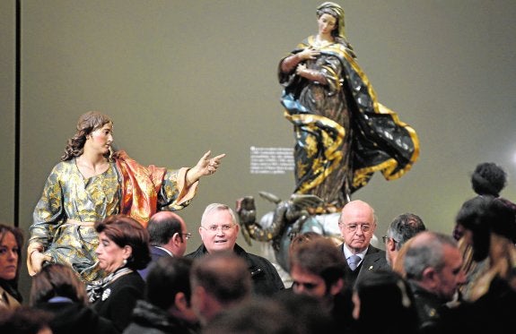 José Manuel Lorca Planes y Carlos Egea, de frente, ayer en la inauguración de la muestra 'Salzillo y Caravaca de la Cruz'.