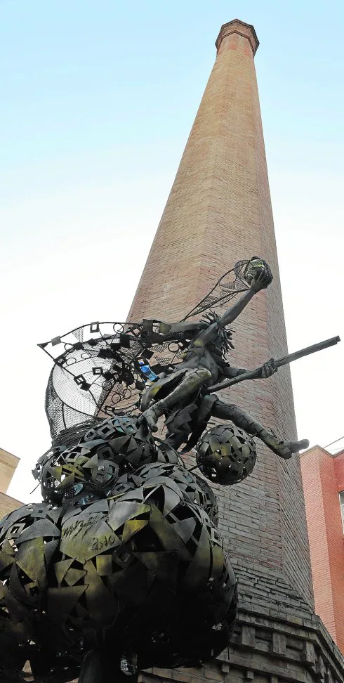 Chimenea de La Esencia y bruja esculpida por Miguel Beltrí en homenaje a las peñas festeras.