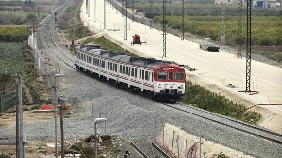 Uno de los Cercanías que circulan entre Murcia y Alicante. 