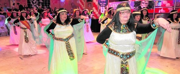 Unas 260 personas de la tercera edad bailaron clásicos musicales durante toda la tarde, en la Dama de Oro.