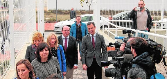 Pedro Antonio Sánchez y el alcalde de Yecla, Marcos Ortuño, durante la visita que realizó ayer el presidente de la Comunidad a este municipio.