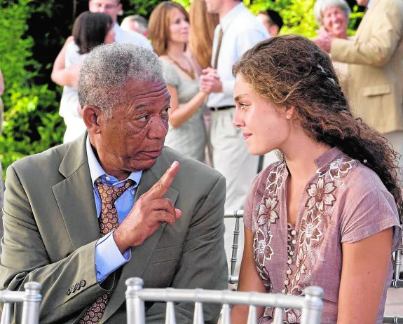 Morgan Freeman y Alexa Davalos, en una escena de la película 'El juego del amor'.
