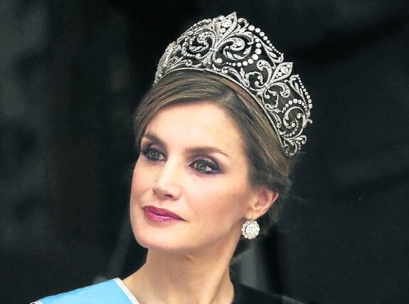 La tiara, sobre la cabeza de Doña Letizia.
