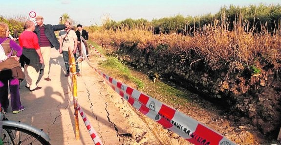 Huerta Viva informa a los asistentes sobre la acequia Aljufía.
