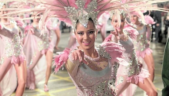 Una de las participantes en el desfile de ayer, en plena coreografía.