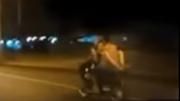 Una pareja es grabada conduciendo una moto mientras practican sexo