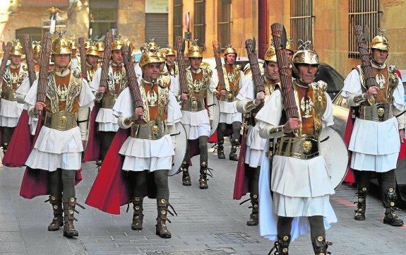 Grupo de Soldados Romanos del Resucitado, durante un desfile en el año 2011.