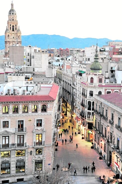 Vista de la calle Trapería tomada desde una terraza de la plaza de Santo Domingo.