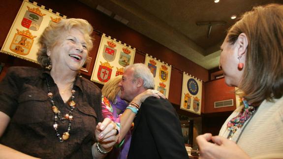 Mari Cruz Siso (i), durante la investidura de Valcárcel en 2011. 