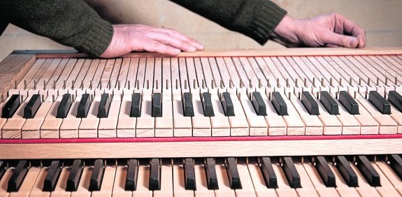 Teclado del órgano de la iglesia San Miguel Arcángel de Murcia que se construye en el taller de Fréderic Desmottes, en Landete (Cuenca).