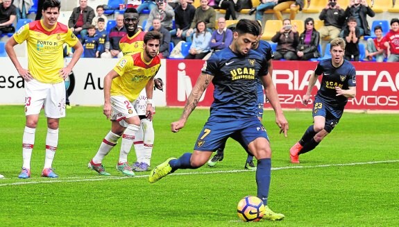 Jona lanza el penalti que supuso el empate definitivo ante el Mallorca.