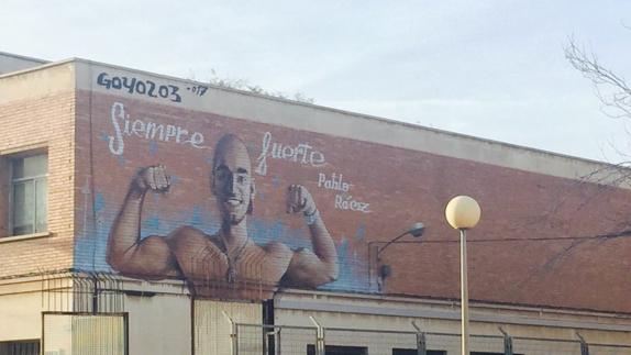 Mural del IES Isaac Peral con Pablo Ráez.