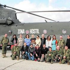 El equipo de la película, junto a un grupo de militares, en la Base de Helicópteros de Famet en Colmenar Viejo.