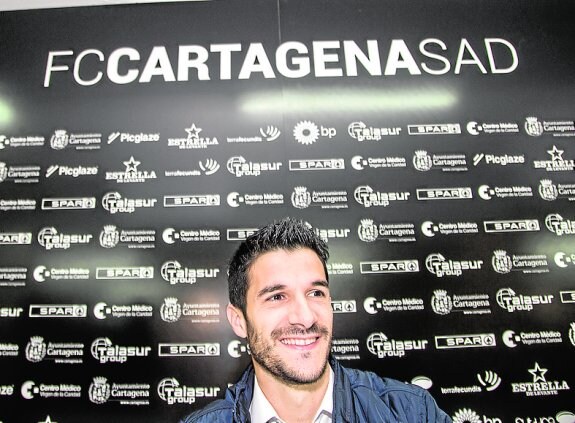 Míchel Zabaco, sonriente, ayer en la sala de prensa del Cartagonova. :: j. m. rodríguez / agm