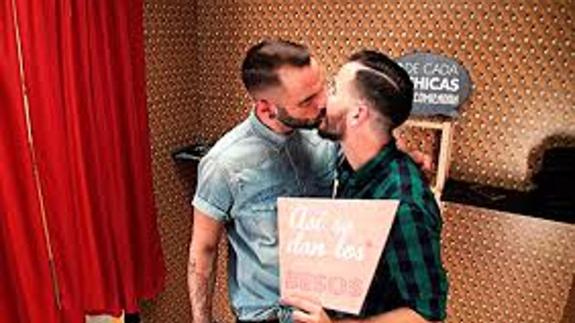 Una pareja homosexual en 'First Dates'.