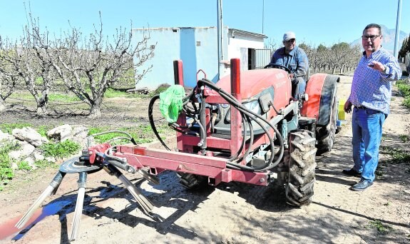 Salvador muestra el tractor que le robaron y con el que Gerardo, un empleado, trabaja en su finca de Jumilla.