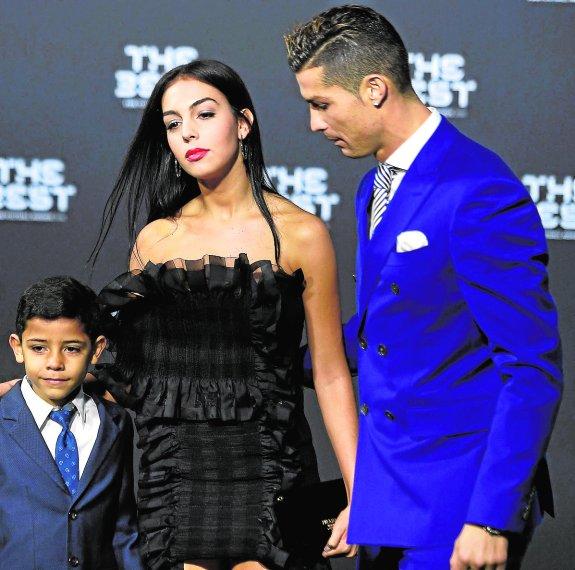 Cristiano Ronaldo, junto a su novia, Georgina Rodríguez, y su por ahora único hijo.
