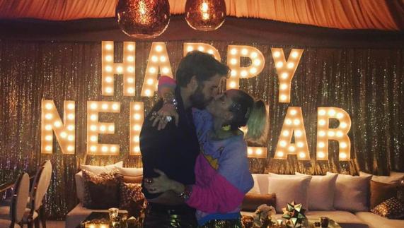 Miley Cyrus y Liam Hemswroth se besan en año nuevo.