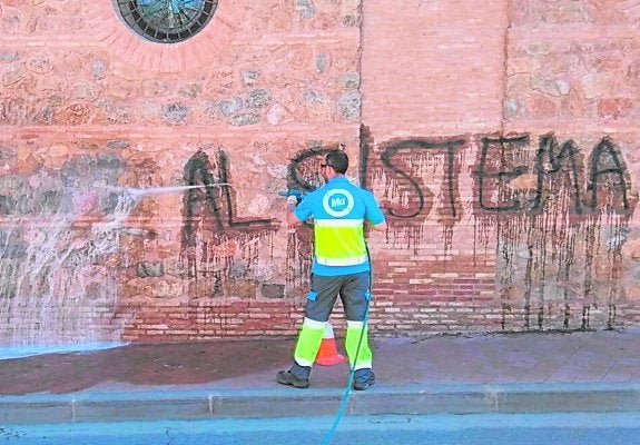 Limpian las pintadas de Pasos de Santiago