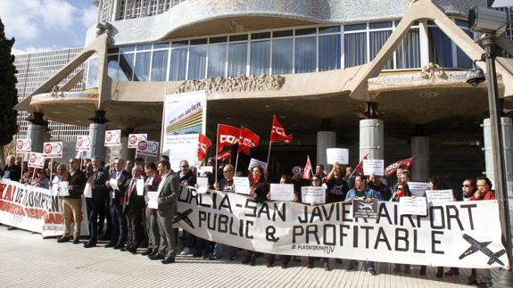 Imagen de la protesta a las puertas de la Asamblea.