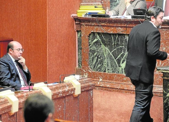 Miguel Sánchez pasa ante el presidente, sentado en su escaño, ayer en la Asamblea.